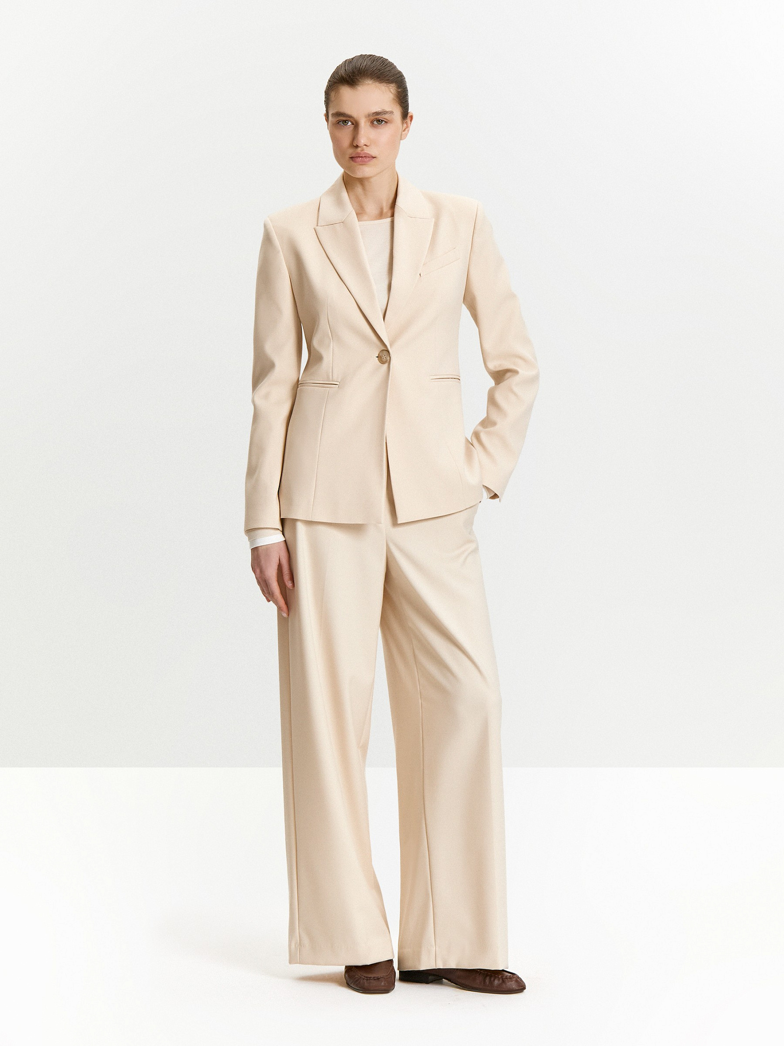 Однобортный жакет приталенного кроя